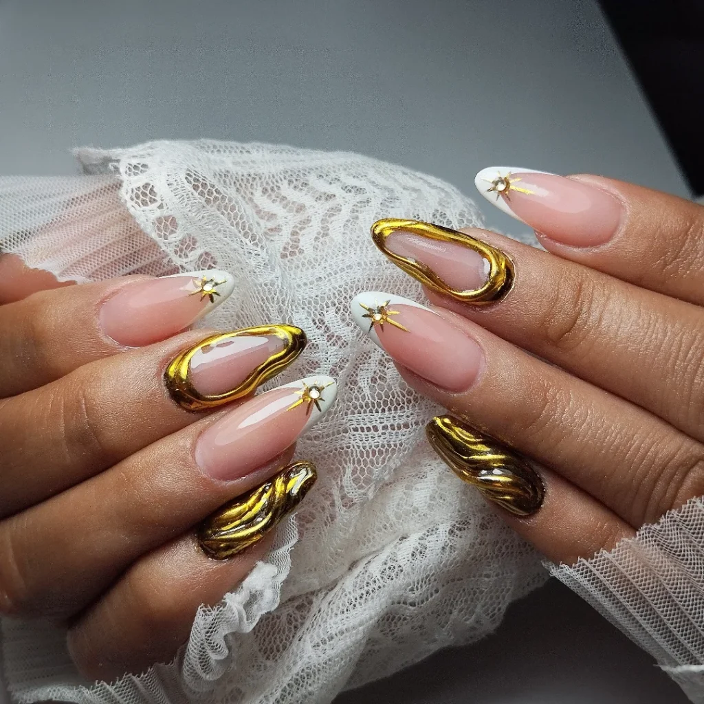 Mão de pele preta, com unha amendoada decorada com dourado 
