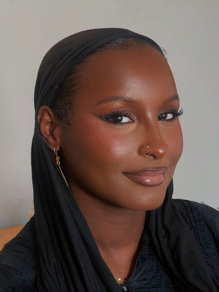 Mulher de pele preta, com maquiagem glam