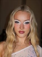 Zara Larsson, com cabelo branco e sombra branca