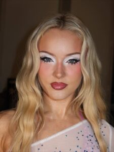 Zara Larsson, com cabelo branco e sombra branca