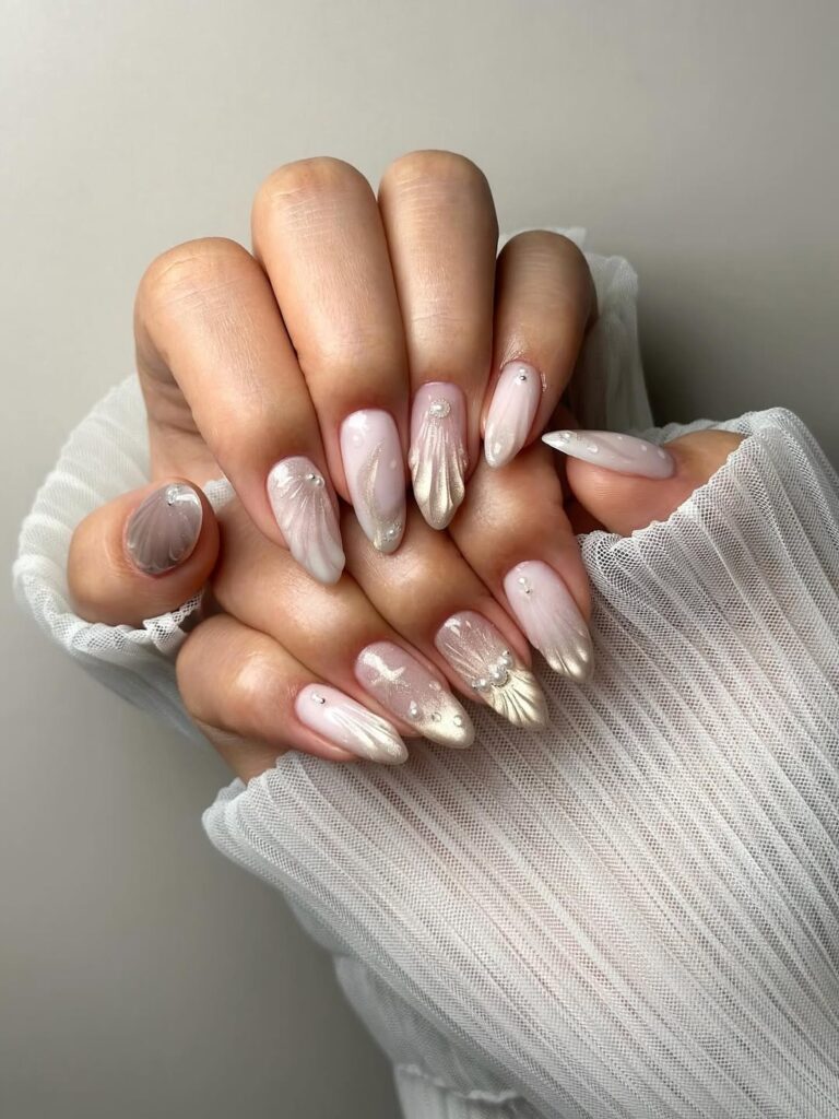 Mão de pele branca com esmalte branco com ténica nail art de sea nails ou mermaid nails para o Ano-Novo