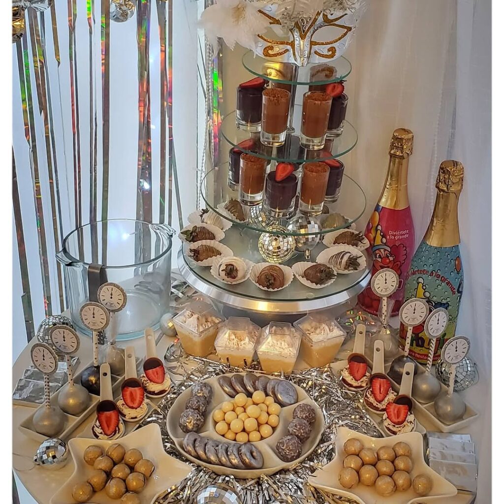 Mesa posta com doces, mousses e espumantes