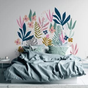 Quarto de casal com mural colorido de flores no lugar da cabeceira