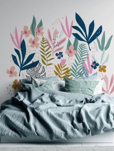 Quarto de casal com mural colorido de flores no lugar da cabeceira