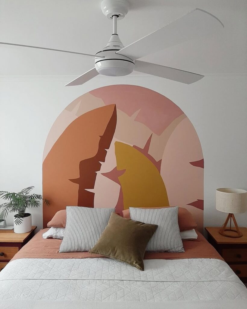Mural artístico da cama em tons rosados