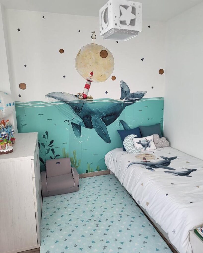 Mural artístico com mar e baleia