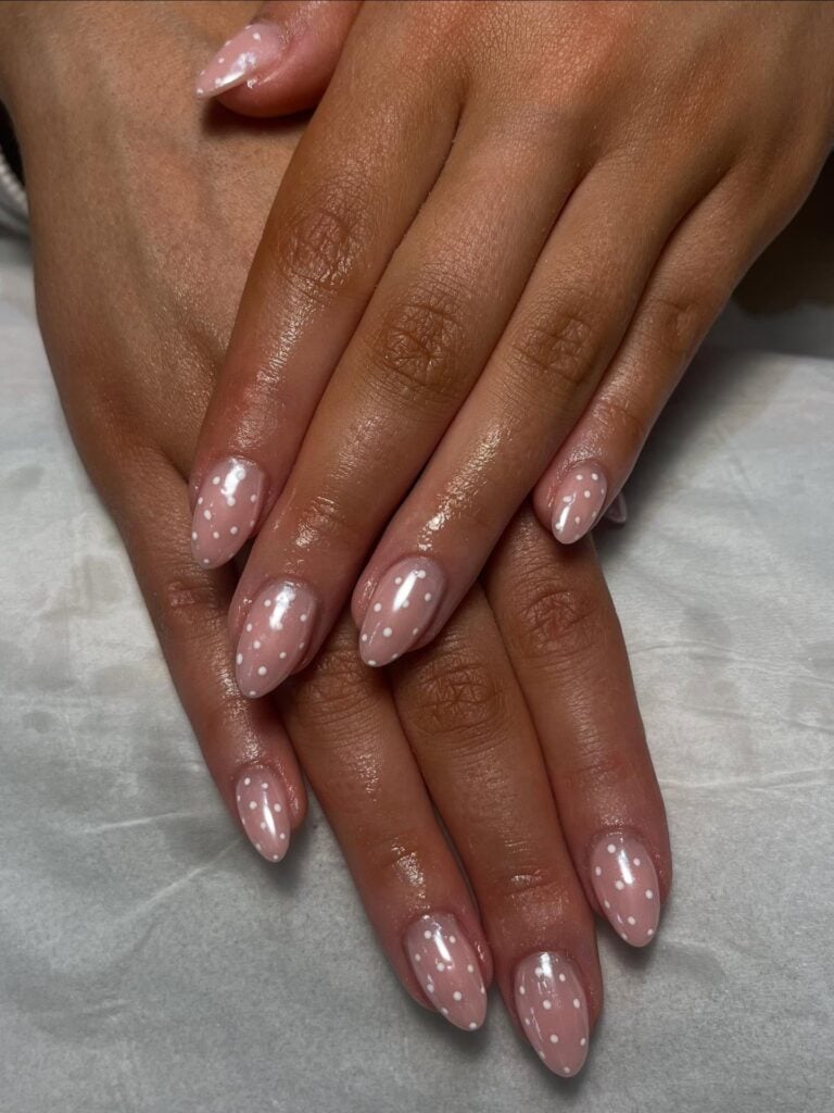 Mão com unha de poá ou polka dot nails de Ano-Novo