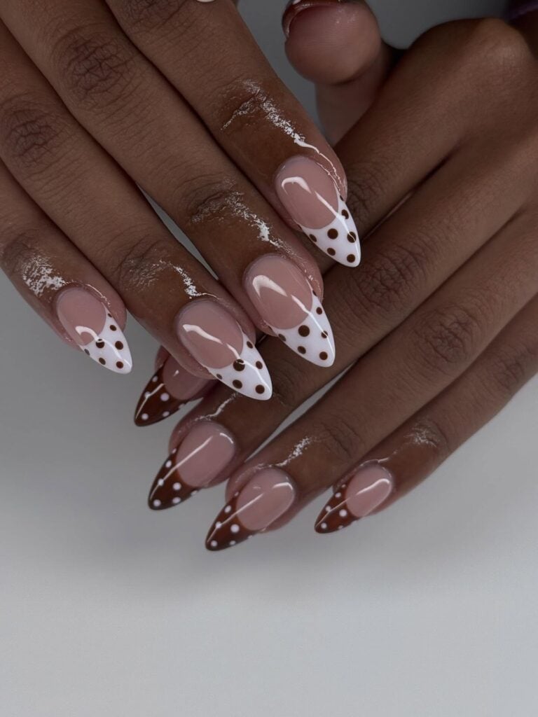 Mão com unha de poá ou polka dot nails de Ano-Novo