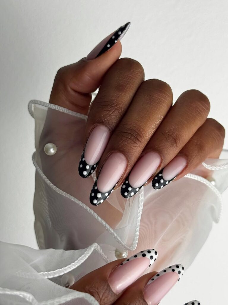 Mão com unha de poá ou polka dot nails de Ano-Novo