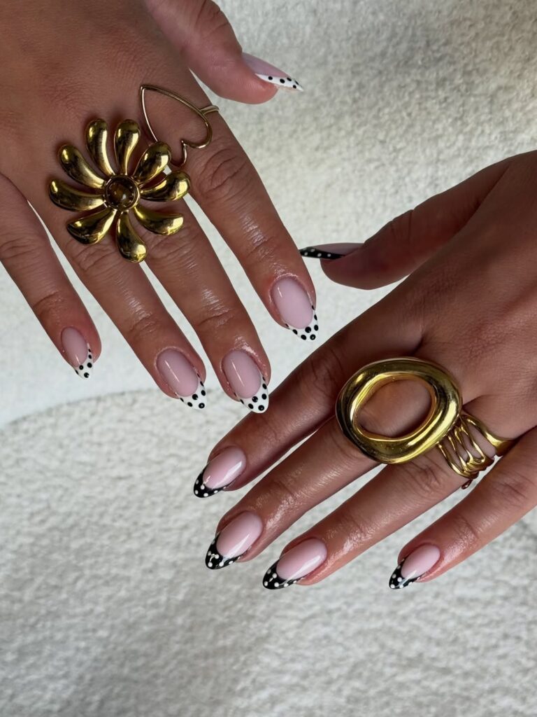Mão com unha de poá ou polka dot nails de Ano-Novo