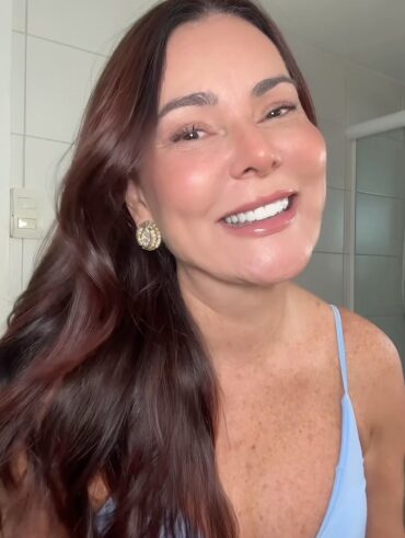 Mulher de pele clara, com cabelo escuro e blusa azul