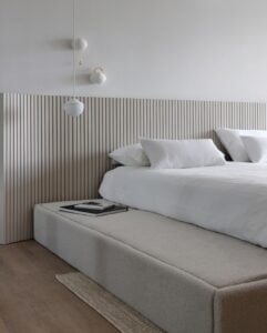 Quarto minimalista e branco com luminária