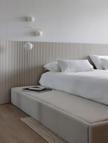 Quarto minimalista e branco com luminária