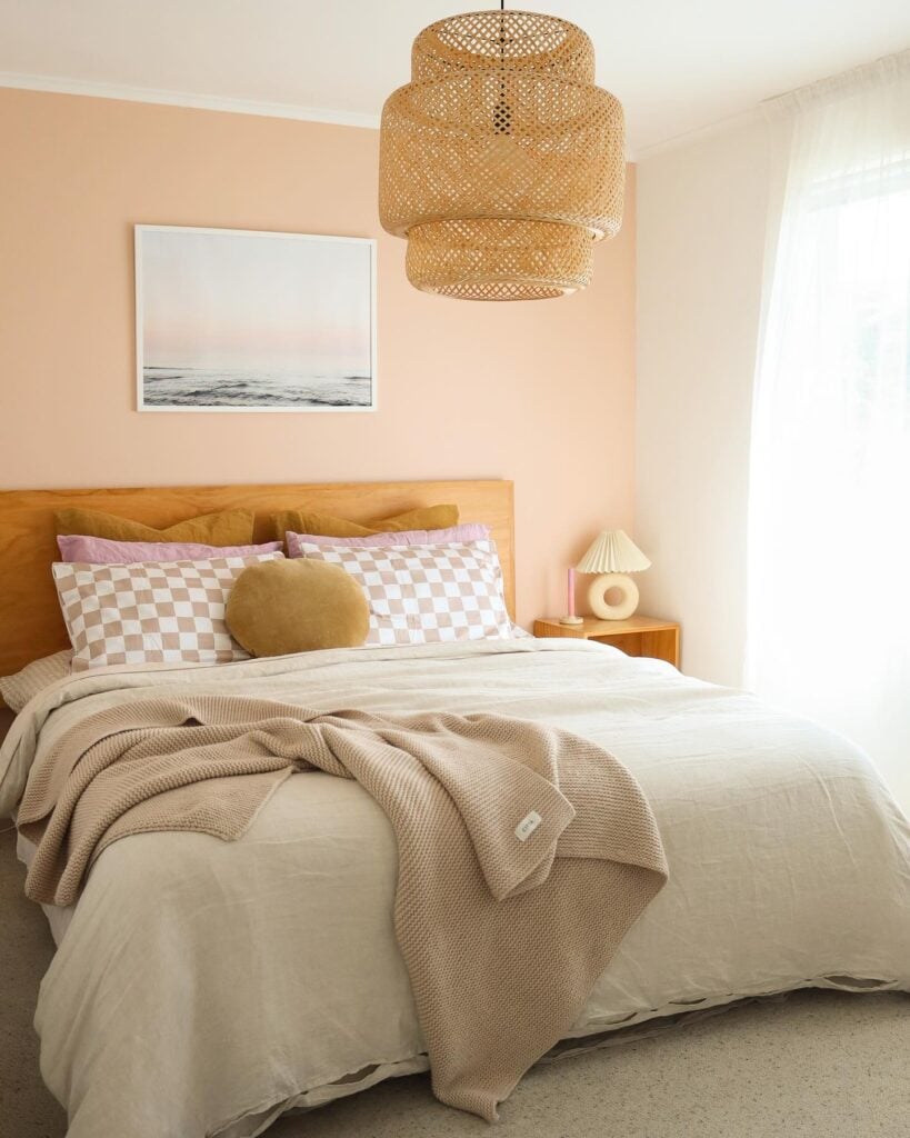Quarto na cor pêssego relaxante