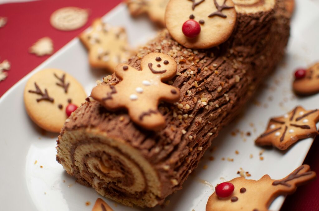 Rocambole de chocolate com biscoitos