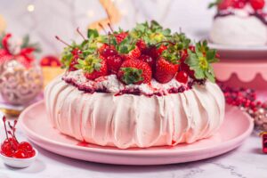 Pavlova rosa com morangos