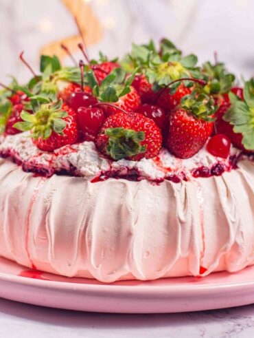 Pavlova rosa com morangos