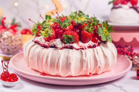 Pavlova rosa com morangos