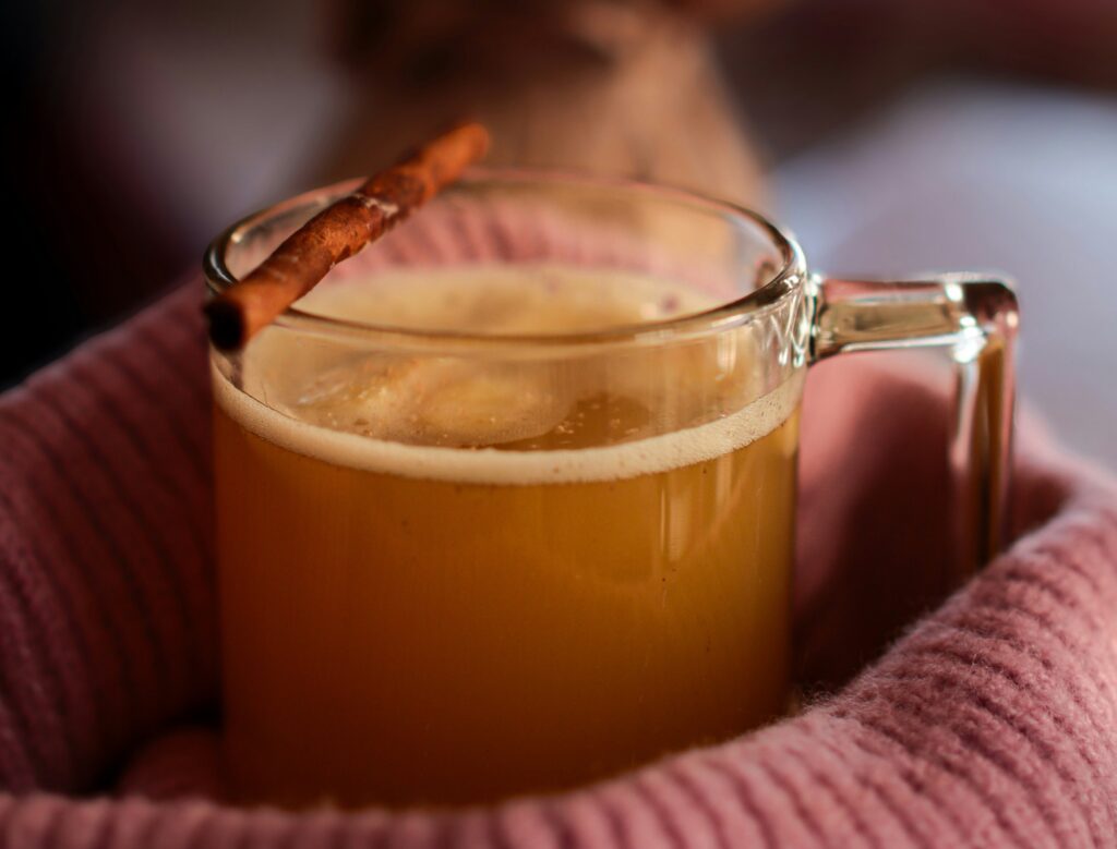 Xícara com suco amarelo