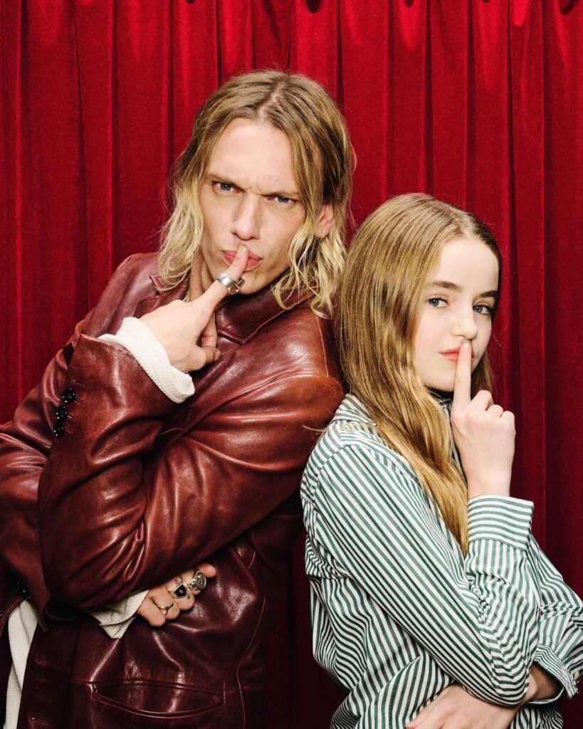Homem e menina loiros