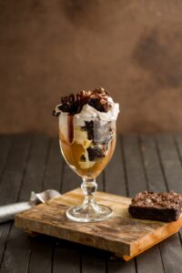 Taça com brownie e sorvete