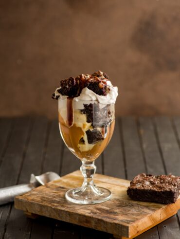 Taça com brownie e sorvete
