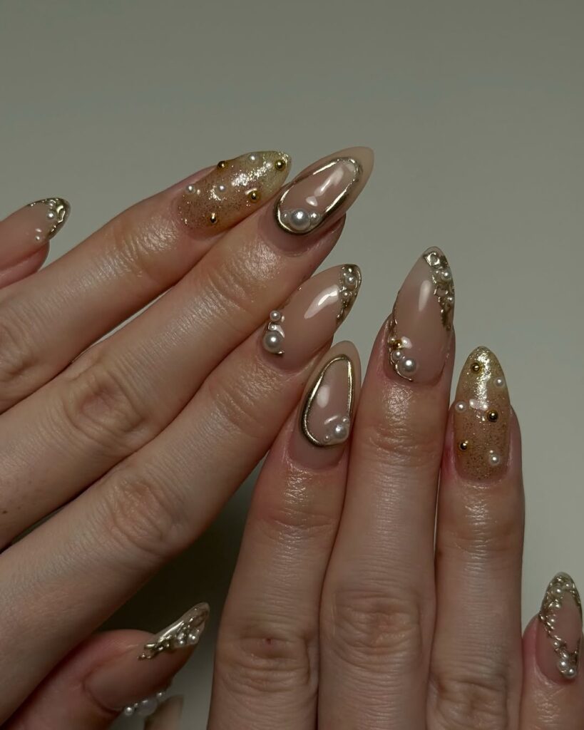 Mãos de pele clara com unhas em dourado 