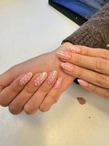 Mão com unha de poá ou polka dot nails de Ano-Novo