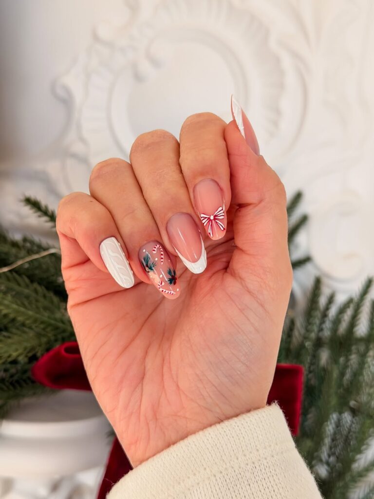 Mão de pele clara, com unha amendoada com decoração natalina 