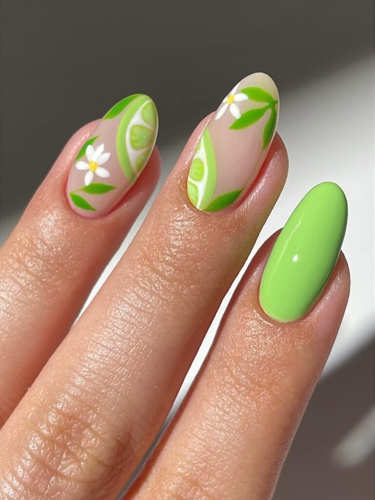 Mão de pele clara, com unha amendoada verde-claro decorada