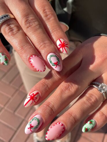 Mãos de pele clara, com anéis em prata e unhas decoradas