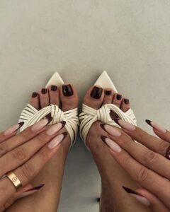 Mãos e pés de pele clara, com unhas marrom
