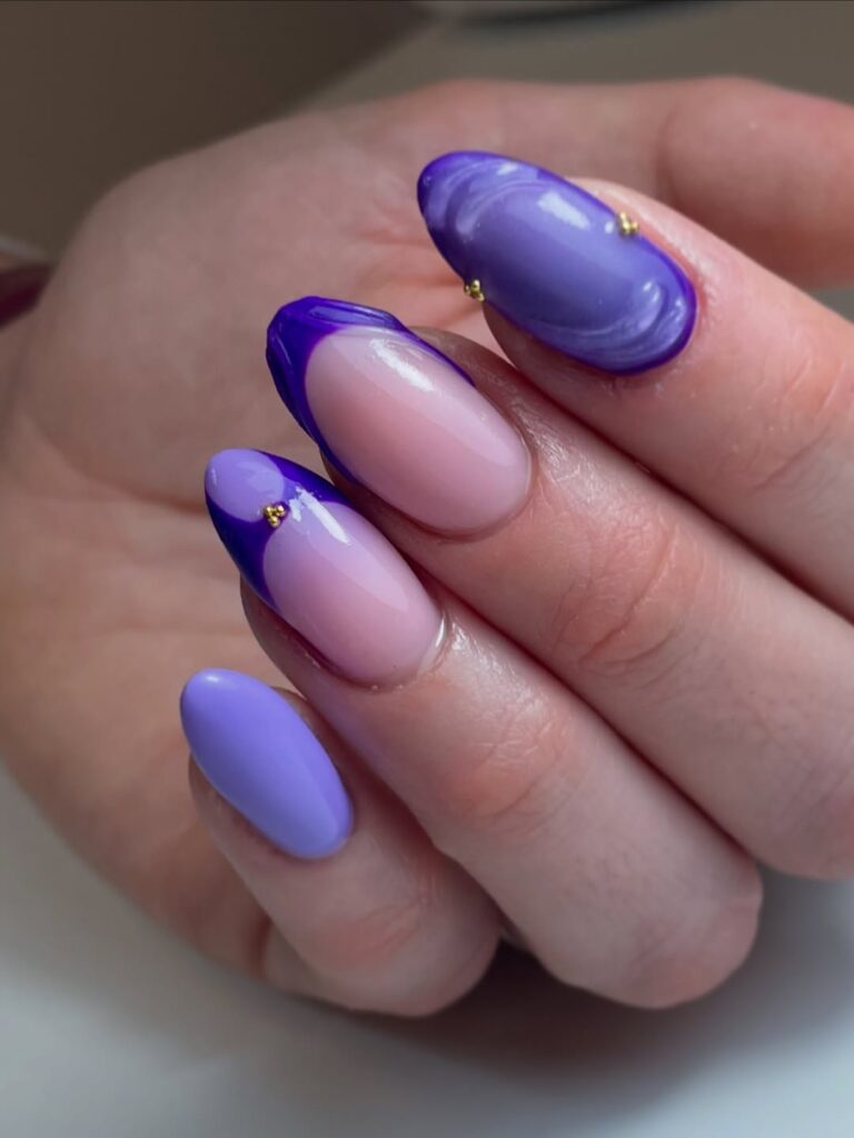 Mão de pele clara, com unha amendoada violeta