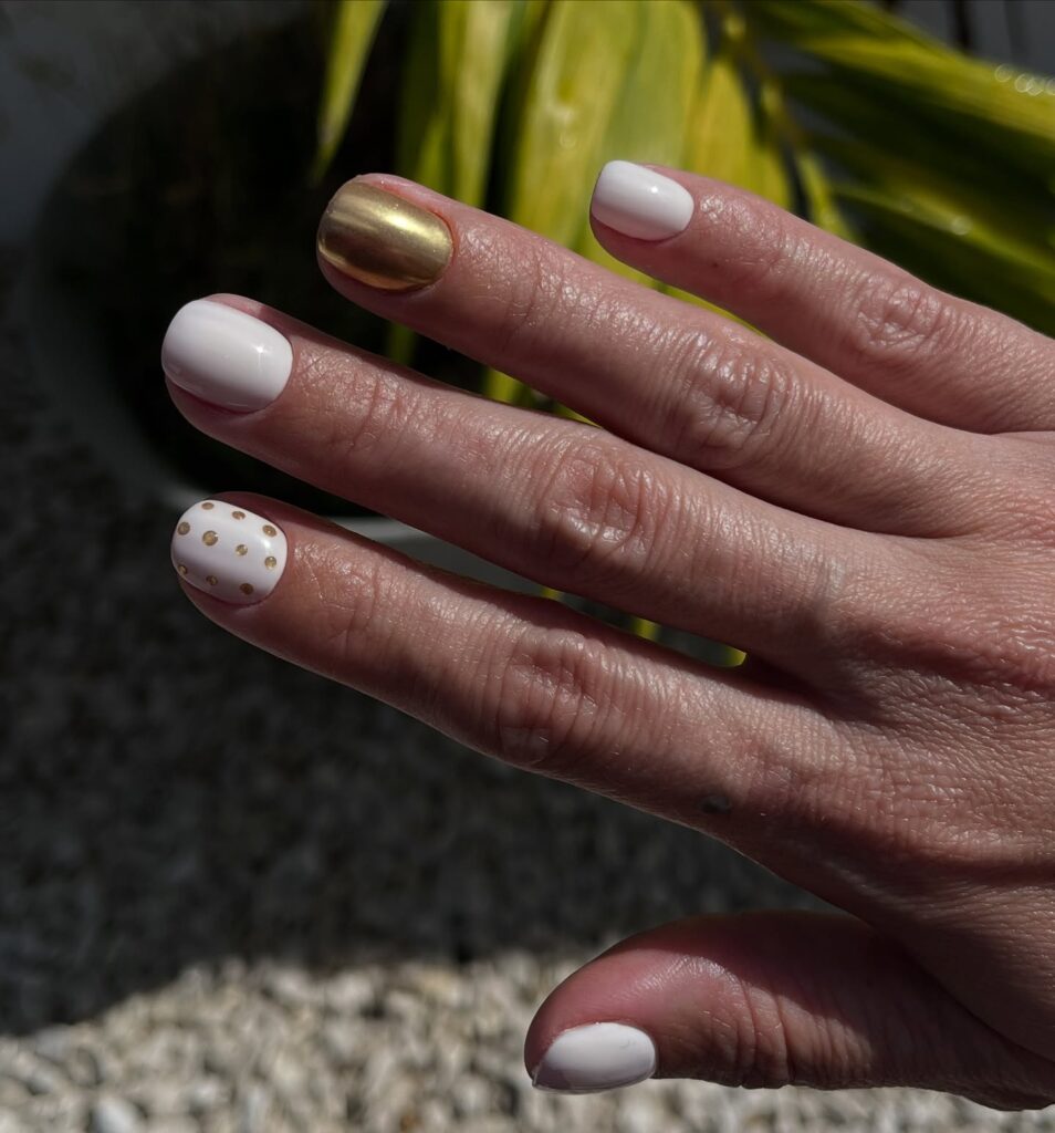 Unhas para o Ano-Novo 2026 com inspiração em mão de pele branca