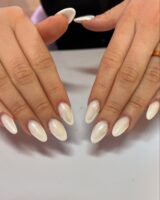 Unhas para o Ano-Novo 2026 com inspiração em mão de pele branca