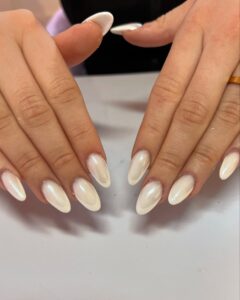 Unhas para o Ano-Novo 2026 com inspiração em mão de pele branca