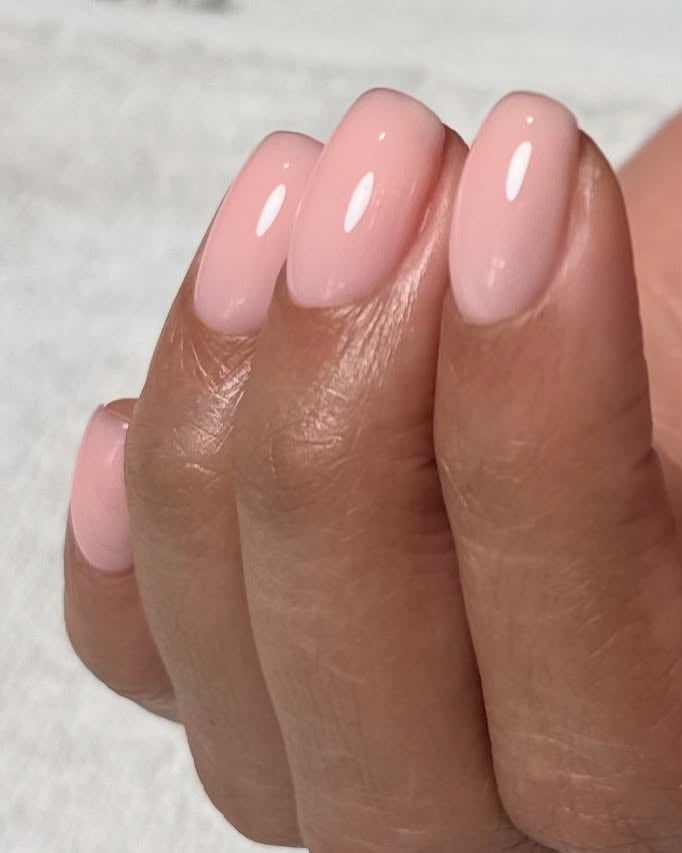 Mão de pele preta, com unha curta rosa-claro