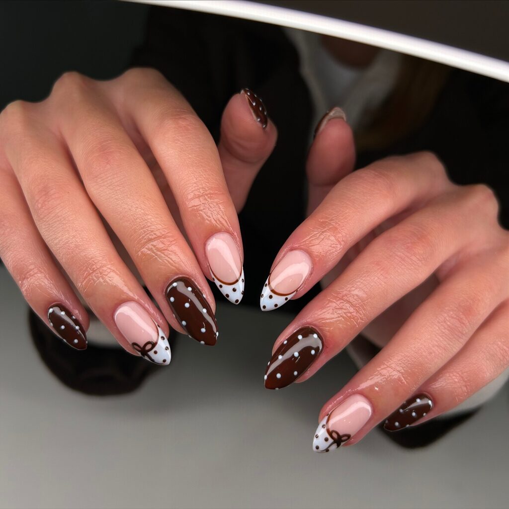 Unhas vermelhas para o Natal com laços e poá