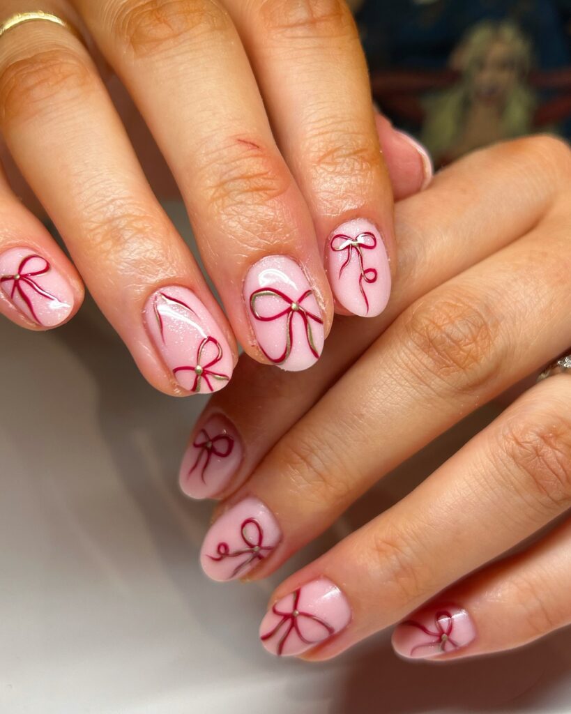 Unhas vermelhas para o Natal com laços