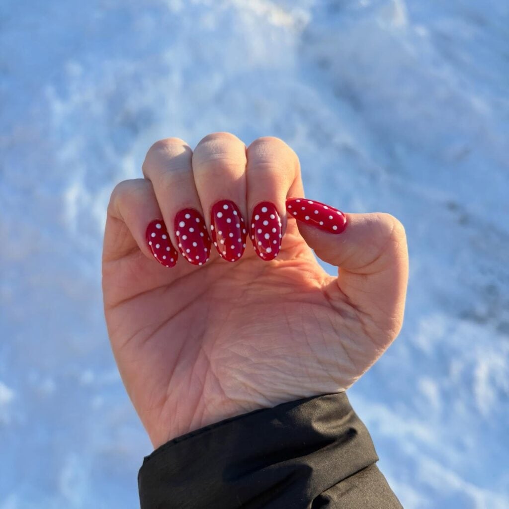 Unhas vermelhas para o Natal com poá