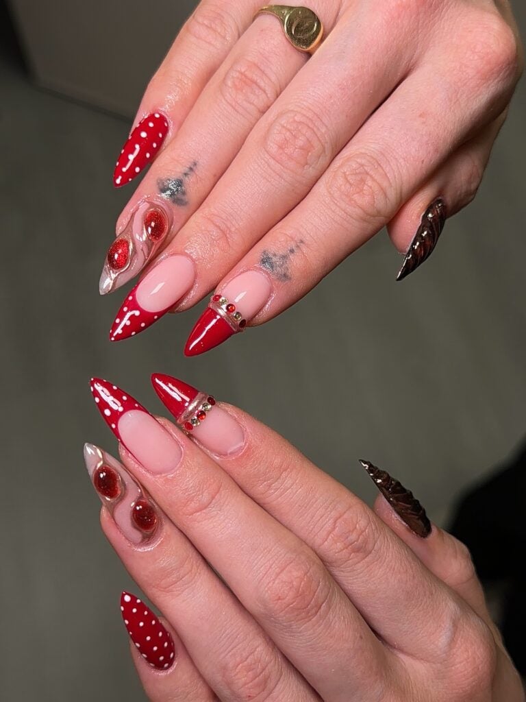 Unhas vermelhas para o Natal com poá