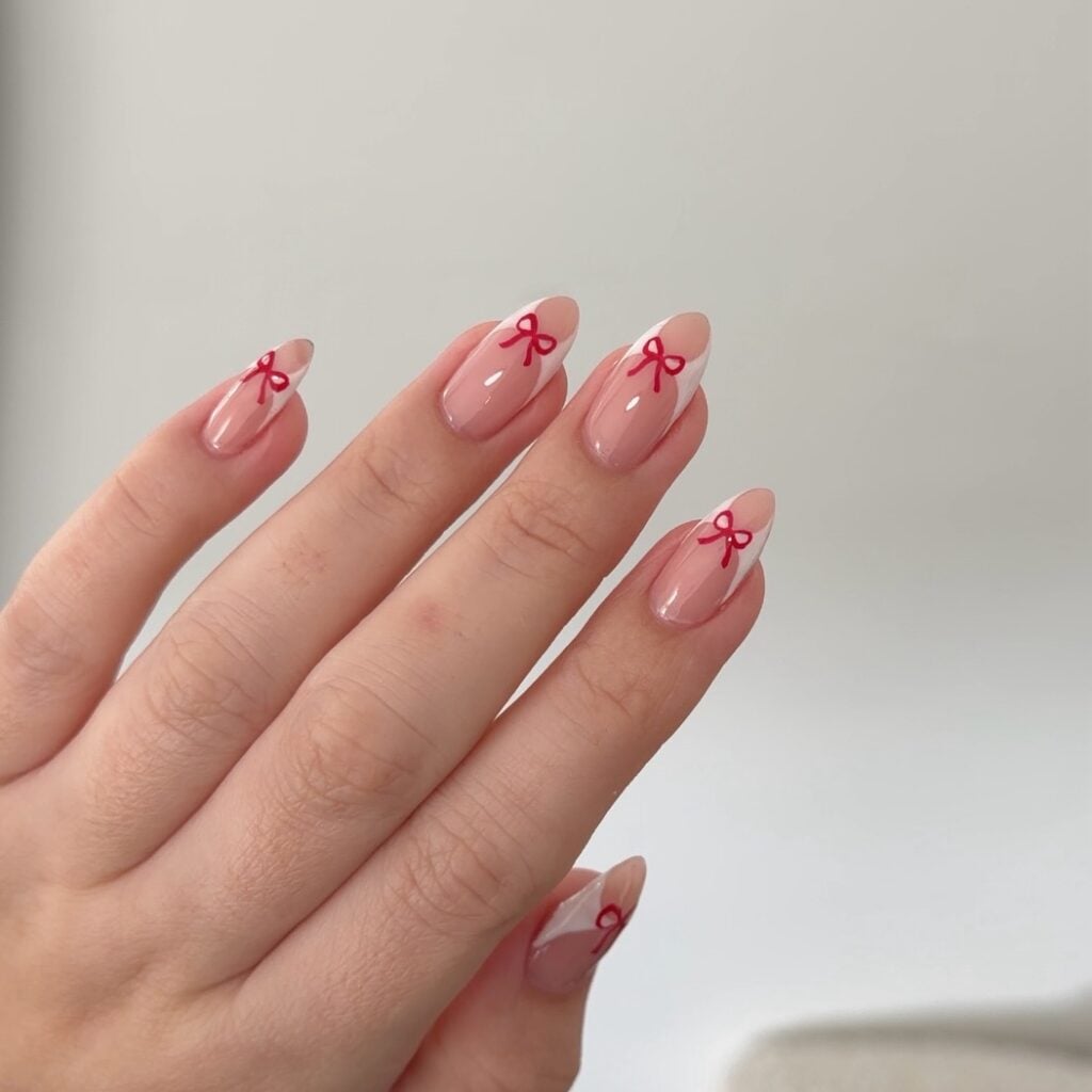 Unhas vermelhas para o Natal com laços