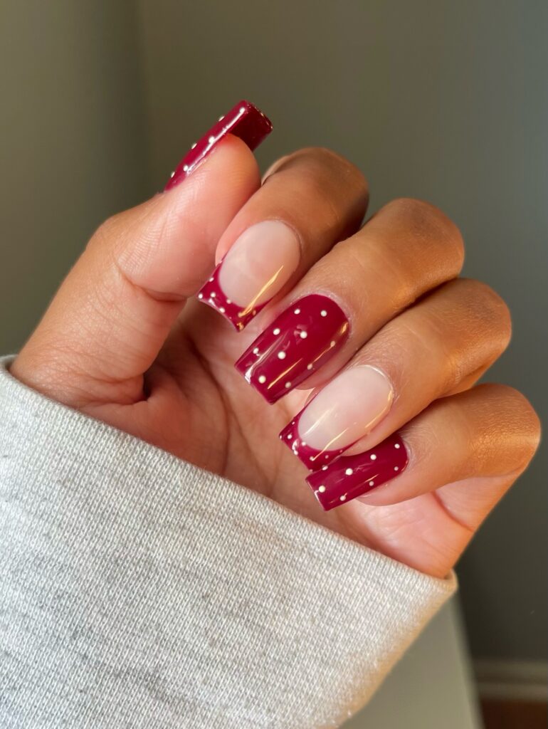 Unhas vermelhas para o Natal com poá