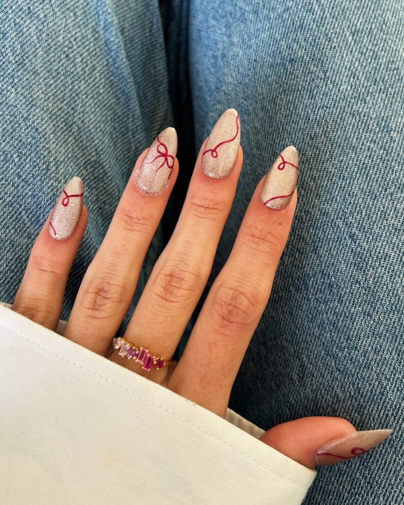 Unhas vermelhas para o Natal com laços
