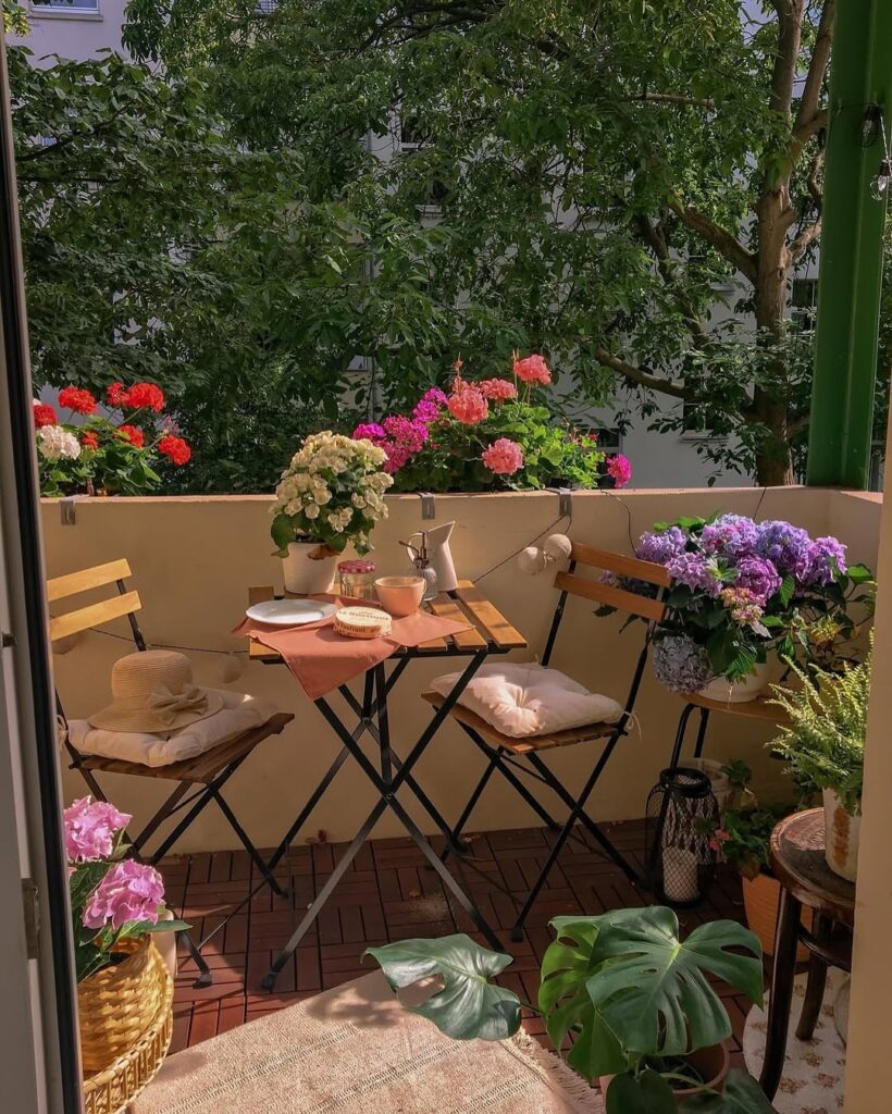 Varanda com mesinha, cadeiras e flores