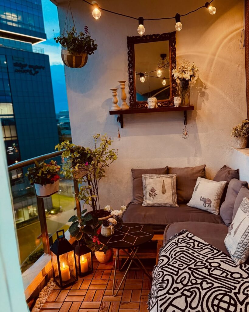 Varanda com sofá, mesinha, plantas e luminárias de chão