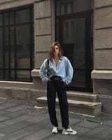 Look com camisa social azul e calça preta
