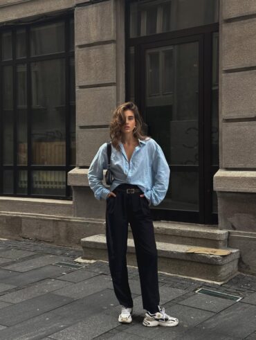 Look com camisa social azul e calça preta