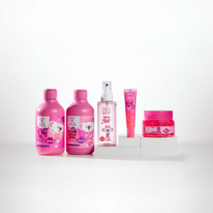 foto mostra os produtos da coleção panvel e lilica ripilica. Embalagens em diferentes tons de rosa e com imagem da personagem.