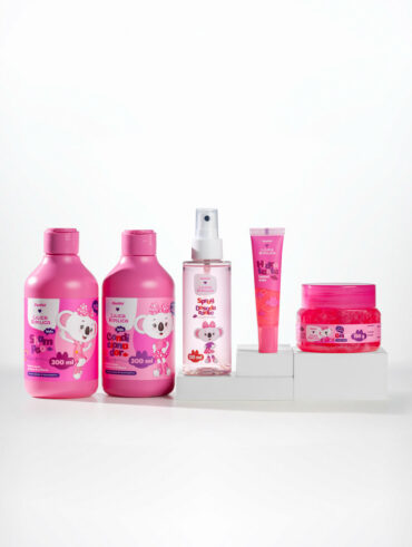 foto mostra os produtos da coleção panvel e lilica ripilica. Embalagens em diferentes tons de rosa e com imagem da personagem.